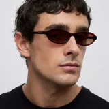 Lentes de sol con montura ovalada de diseño cat-eye en color marrón traslúcido. Cuentan con lentes polarizadas en tono marrón y protección UV400.