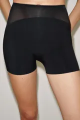 Shorts de tiro alto color negro confeccionados en hilatura con poliamida, con detalle de combinación de tejidos a tono.