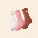 Pack de tres pares de medias de caña media con diseño acanalado y detalle de texto bordado. Incluye un par blanco, uno rosado y uno marrón, todos con suela antideslizante.