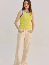 Musculosa básica Mutma Nifa de algodón color negro, con diseño ajustado al cuerpo, ribetes blancos en contraste en el cuello y sisas, y logo bordado en el centro del pecho.