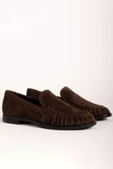 Mocasín de gamuza color bordó con detalle de frunces en la puntera y suela plana de goma negra.