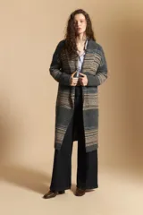 Cardigan largo de tejido suave con diseño de rayas horizontales en tonos gris y tostado. Presenta una silueta relajada y abierta, ideal para superponer en capas.