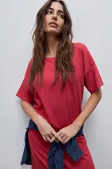 Vestido midi negro de algodón con calce relajado, silueta recta, cuello redondo, mangas cortas amplias y tajos laterales.