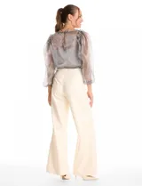 Blusa de organza translúcida con acabado satinado, mangas estilo balloon con volados en los hombros y puños elastizados. Incluye musculosa interna a tono.