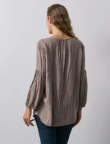 Blusa de gasa estampada marca Grand & Green. Tiene cuello a la base, escote en V y abertura con botones.