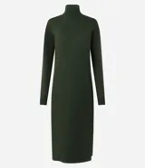 Vestido midi de punto color verde oscuro, con cuello alto y mangas largas. Diseño básico y entallado confeccionado en tejido de punto retilíneo.