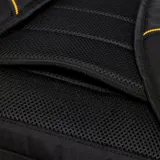 Mochila para laptop Caterpillar de color negro, confeccionada en poliéster de alta resistencia, con diseño ejecutivo y urbano, compartimento principal acolchado, bolsillo frontal con cierre y detalles en amarillo.
