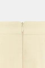 Falda midi de tiro medio ZARA Woman Collection confeccionada en hilatura con lino, con detalle de pliegues, bajo acabado en línea evasé y cierre lateral con cremallera oculta en costura.