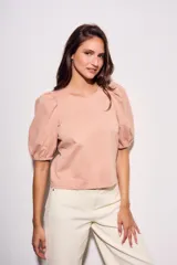 Remera color ladrillo de algodón peinado, de corte ajustado, con cuello redondo y mangas globo 3/4.