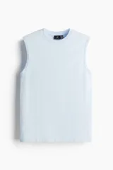 Musculosa H&M de corte regular y tejido liviano en color celeste, con ribete acanalado en el cuello y las sisas.