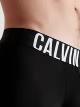 Boxer trunk Calvin Klein de microfibra color gris, de talle bajo y ajuste ceñido. Cuenta con una ancha cinturilla elástica en color negro con el nombre de la marca en contraste.