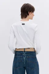 Remera de manga larga en color marrón, con cuello redondo y corte ajustado al cuerpo.