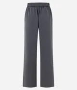 Pantalón sastre de corte wide leg en tejido crepé color marrón chocolate. Presenta una silueta recta y fluida, con cintura elástica y lazo ajustable para un calce cómodo.