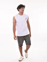 Musculosa gris con estampado frontal con la palabra "Paradise" en verde.