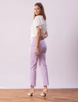 Pantalón verde esmeralda de gabardina elastizada, marca Zac & Rachel, de corte recto con pretina ancha pespunteada y largo al tobillo. Presenta bolsillos simulados.