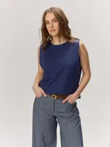 Remera sin mangas de corte relajado, color azul marino, con escote redondo y sutil bordado en el hombro.