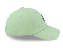 Gorra de visera curva color verde menta, con bordado frontal del icónico logo Screaming Hand de Santa Cruz en color azul.