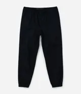 Pantalón jogger de sarga color negro, con cintura elástica con cordón de ajuste, bolsillos laterales y traseros, y puños elásticos en los tobillos.