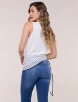 Pañuelo de gasa Barrington, con estampado de lunares negros sobre fondo blanco.