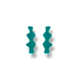Par de aros colgantes de acrílico color verde agua con forma abstracta.