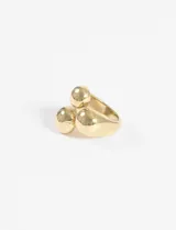 Anillo ajustable de metal plateado con tres formas orgánicas y abultadas en la parte superior.