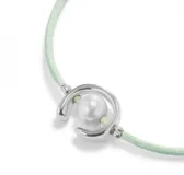Pulsera de hilo verde azulado con fornitura bañada en plata de ley y perla shell.