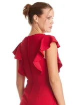 Enterito de crepe liviano color rojo, con cuello a la base, mangas cortas con volados y silueta de pierna ancha tipo palazzo. Cuenta con bolsillos laterales invisibles y cierre posterior.