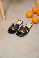 Sandalias planas de color negro con diseño de punta cuadrada y capellada ancha con efecto croco.
