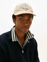 Gorra de béisbol beige de algodón con logo de Tommy Hilfiger bordado en el frente y la inscripción "NYC All American Classic Goods".