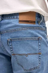 Jean de corte recto clásico con cadera levemente holgada, confeccionado en denim de tono azul claro con acabado lavado.