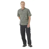 Camisa verde militar con estampado tipo camuflaje, de manga corta, con dos bolsillos frontales con solapa y logo de la marca bordado en el pecho.