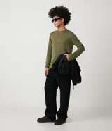 Buzo negro de algodón con cuello redondo y mangas largas.