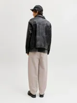 Pantalón chino de lino color gris, con diseño de corte recto y holgado.