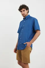 Bermuda de gabardina color tostado, con corte recto, bolsillos laterales y cierre frontal con botón.