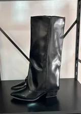 Botas altas de ecocuero color negro, de diseño recto con efecto slouchy, punta fina y taco cuadrado bajo.