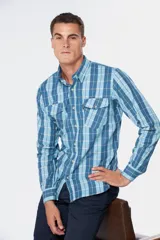 Camisa de franela a cuadros azul y blanco, de manga larga, con dos bolsillos frontales con solapa abotonada.