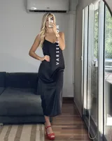 Vestido midi rojo de sedita con breteles finos y escote en V.