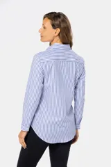 Camisa de manga larga con rayas verticales grises y blancas, corte holgado y bolsillo en el pecho.