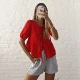 Camisa roja con mangas abullonadas y lazo en el escote.