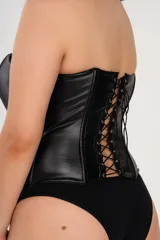 Corset largo color marrón de cuerina, con ballenas y tiras regulables en la espalda.