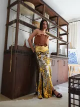 Pollera larga dorada de lentejuelas con cintura dorada y tajo lateral.