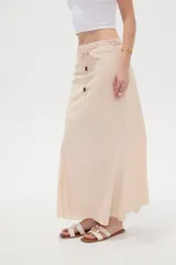 Falda larga color beige de modal, con cintura ajustable mediante cordón con detalles de cuentas en las puntas.