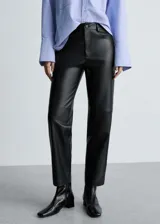 Pantalon de tiro alto con efecto piel, diseño recto y corte crop. Cuenta con cierre de cremallera y botón, trabillas para cinturón y cinco bolsillos.