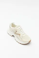 Zapatillas negras con recortes en gamuza y textil transpirable, cordones a tono y plataforma de 5cm de alto.