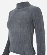 Blusa slim de chenille color beige, con cuello alto y mangas largas.