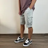 Bermuda cargo de jean en color gris claro, con corte regular, bolsillos laterales con solapa y cierre de botón.
