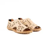 Sandalias de cuero marrón claro, estilo cerradas con diseño de perforaciones circulares en el empeine, suela plana y taco bajo.