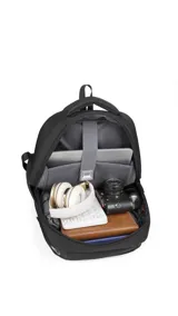 Mochila porta laptop color negro, con múltiples compartimentos con cierre, bolsillo frontal, bolsillos laterales de red y correas ajustables acolchadas.