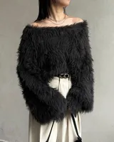 Sweater de pelo sintético en color negro, con diseño de hombros descubiertos y mangas largas amplias.