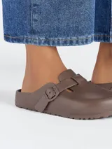Zueco Birkenstock Boston fabricado en goma EVA color marrón, con plantilla anatómica y hebilla ajustable.
